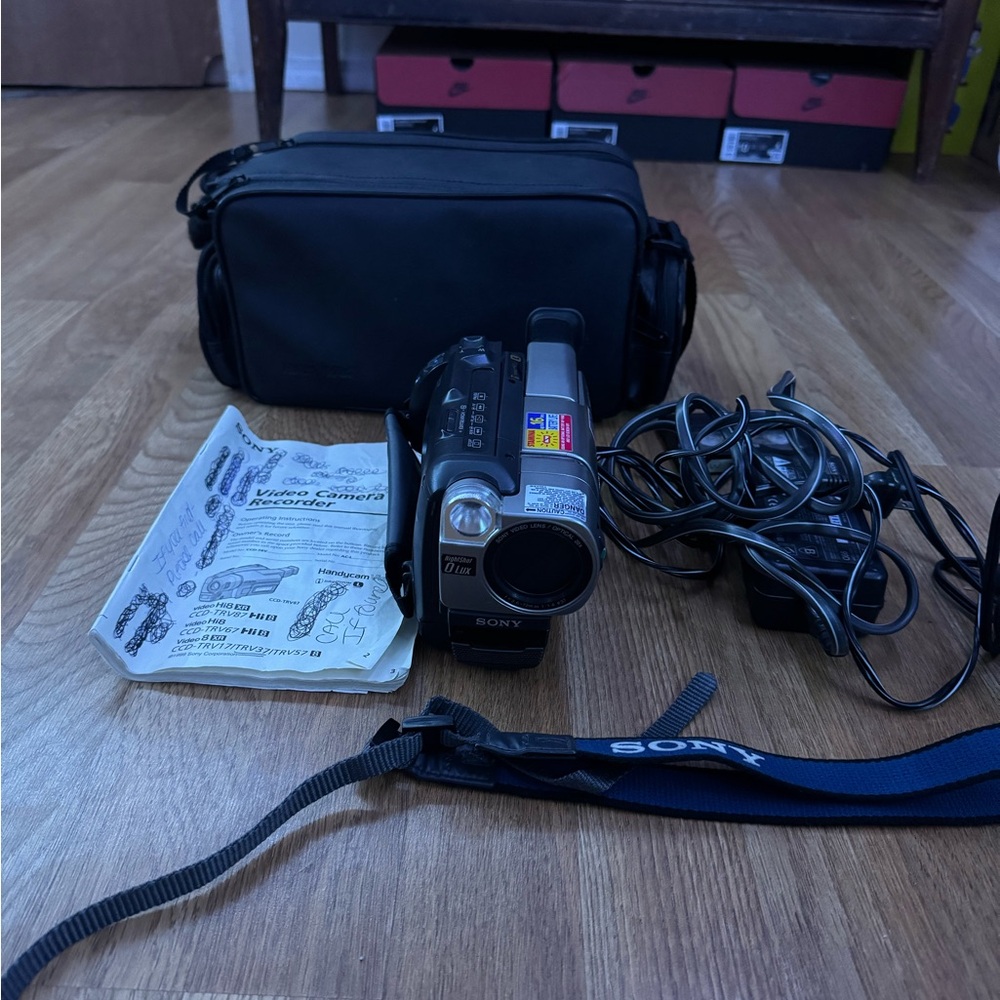 Sony Handycam Vision CCD-TRV37 Sliver 200x Digital Zoom 8XR Camcorder UNTESTED✅✅